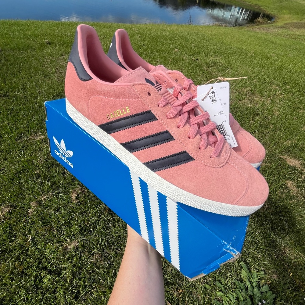 NWT Adidas Gazelle Pink Mens 10.5/Womans 12